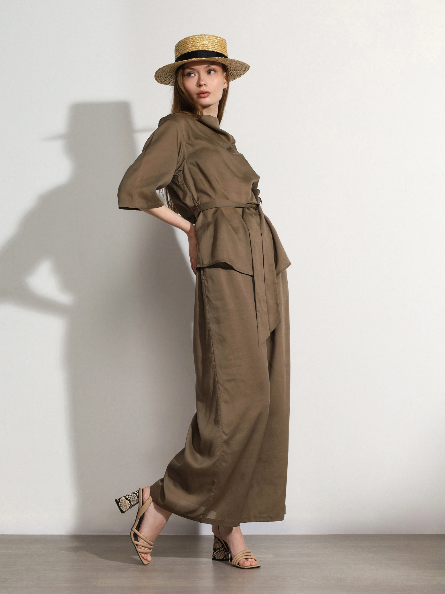 Брюки песочного цвета свободного кроя